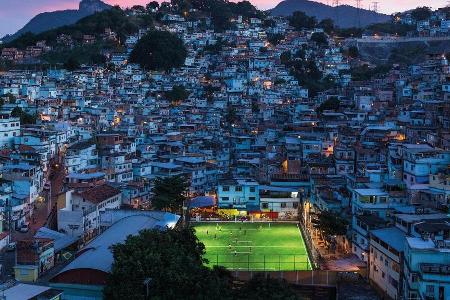 Innovativ - Der Shell Football Pitch in Brasilien ist nicht nur Teil einer beeindruckenden Kulisse, sondern auch auf anderer Ebene einmalig: Im Boden sind Platten eingebaut, die durch den Kontakt mit den Füßen Strom erzeugen, der wiederum das Flutlicht betreibt.