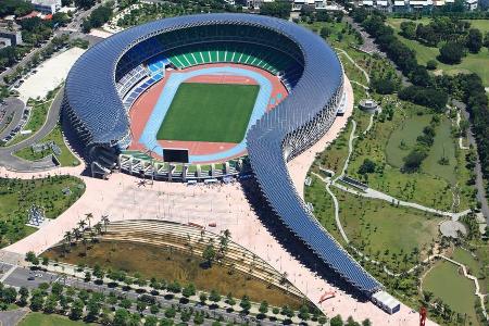 Selbstversorger - Das Nationalstadion Kaohsiung in Taiwan war im Jahr 2009 die erste Arena, die ihren Strom durch viele Tausende Solarpanel bezog. Die kuriose Dachkonstruktion, die einem Drachen nachempfunden ist, sorgt für ein beeindruckendes Gesamtpaket.