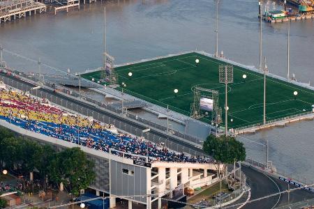 Schwimmstunde - Platz ist in Singapur rar, deswegen steht vom Marina Bay Floating Stadium lediglich die 30.000 Zuschauer fassende Tribüne auf dem Festland. Das eigentliche Spielfeld schwimmt auf dem Wasser.