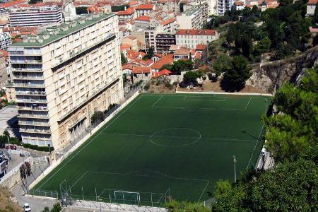Freie Sicht - Der Lieblingsmannschaft vom Wohnzimmerfenster aus zujubeln? Im Stade Francis Di Giovanni in Marseille ist das möglich. Die Bewohner sitzen hier wortwörtlich in der ersten Reihe.