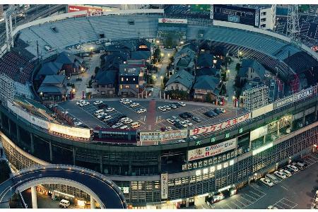 Gated Community - Mehrzweckstadion mal anders: Nachdem die Baseballmannschaft der Nankai Hawks in eine andere Arena umzog, nutzten die Japaner die Gelegenheit und setzten eine kleine Modellstadt in das Osaka Stadium. Gewohnt hat hier zwar niemand, einmalig ist dieser Anblick dennoch.