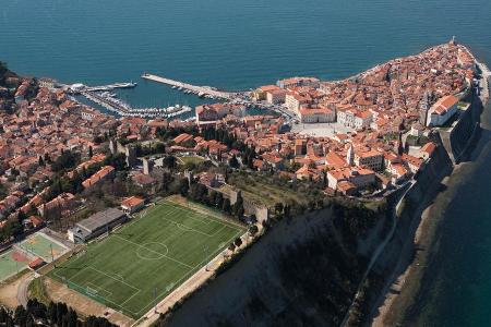 Bilderbuchkulisse - Die Heimspiele des NK Portorož Piran im Südwesten Sloweniens werden aufgrund der traumhaften Lage des Pod Obzidjem Stadium zu einem ganz besonderen Erlebnis.