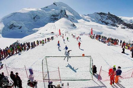 Atemberaubend - In der Schweizer Gemeinde Saas-Fee kommen nicht nur Wintersportler auf ihre Kosten. Auf einer Höhe von 1798 Metern wird das Fußballspielern allerdings zu einer sehr schweißtreibenden Angelegenheit.