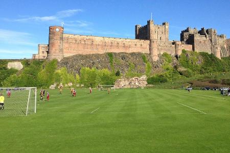 Back to the Roots - Kicken vor historischer Kulisse? Auf dem Bamburgh Castle Football Pitch an der Küste der englischen Grafschaft Northumberland wird dieser Wunsch wahr.