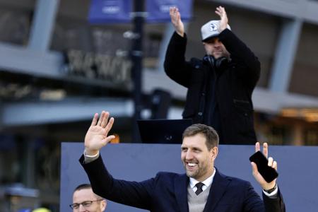 Statue und Comeback-Sieg: Mavericks beschenken Nowitzki Statue und Comeback-Sieg: Mavericks beschenken Nowitzki