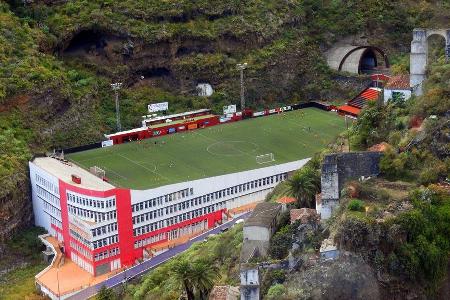 Die kuriosesten Stadien der Welt - Das Estadio Silvestre Carrillo in Santa Cruz de La Palma liegt nicht einfach nur am, sondern fast schon im Hang. Die schmucke Arena ist auf dem Dach eines Bürogebäudes platziert und definitiv einen Besuch wert. Sie ist aber nicht das einzige kuriose Stadion der Welt ... Die kuriosesten Stadien der Welt - Das Estadio Silvestre Carrillo in Santa Cruz de La Palma liegt nicht einfach nur am, sondern fast schon im Hang. Die schmucke Arena ist auf dem Dach eines Bürogebäudes platziert und definitiv einen Besuch wert. Sie ist aber nicht das einzige kuriose Stadion der Welt ...