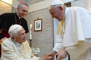 Papst Franziskus: Emeritierter Papst Benedikt ist "sehr krank"