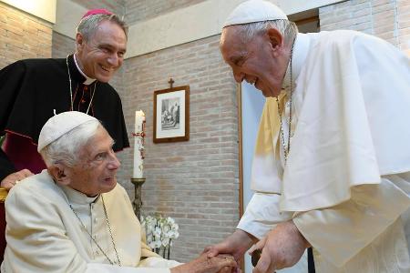 Papst Franziskus: Emeritierter Papst Benedikt ist Papst Franziskus: Emeritierter Papst Benedikt ist