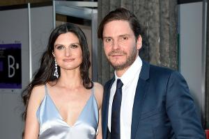 Daniel Brühl überrascht mit seltenem Familienfoto