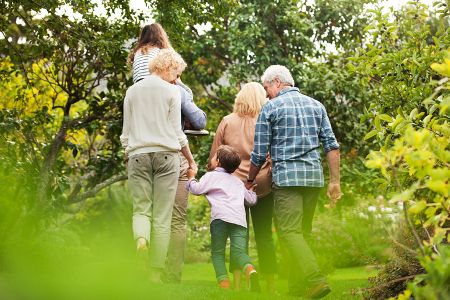 Platz 2: Umwelt- bzw. klimafreundlicher verhalten und mehr Zeit mit Familie/Freunden verbringen (gaben 64 Prozent der Befragten an)
