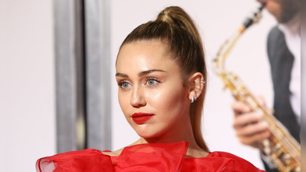 Miley Cyrus wants to “listen better” in 2023