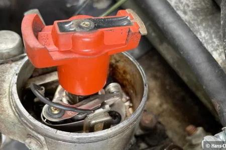 Verteilerfinger und Unterbrecher eines VW Käfers. Simple Technik zum selber reparieren.