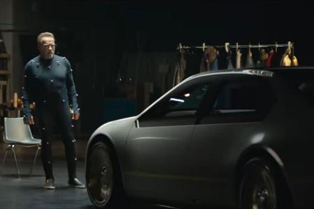 Arnold Schwarzenegger und BMW iVision Dee