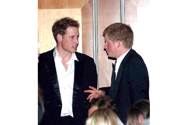 …beschuldigt, für den Riss in der Familie und ganz besonders zwischen ihm und seinem Bruder Prinz William verantwortlich zu sein — mit diesem Mythos wolle er ein für allemal aufräumen. Er spricht auch über den Tod seiner Mutter Diana im Jahr 1997.