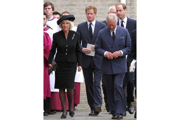 Ausführlich widmet sich Harry seinem Verhältnis zu seinem Bruder Prinz William und seinem Vater König Charles. Er fühlt sich von der Familie im Stich gelassen, ganz besonders, wenn es um kritische Ber ...
