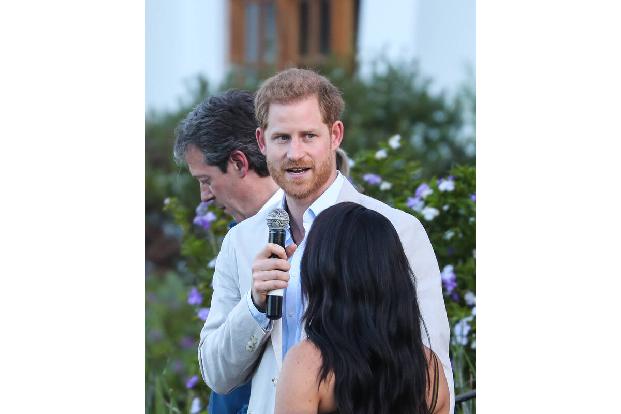 …ein Contra aus dem Palast kam, warteten er und Meghan vergebens. Vielmehr beschuldigt Harry den Palast sogar, die Quelle vieler Behauptungen über die abtrünnigen Royals zu sein. Man würde bewusst mit der Presse zusammenarbeiten.