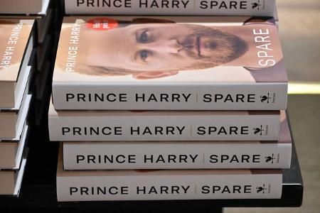 Zudem erhebt Harry gleich mehrfach den Vorwurf, dass Camilla Geschichten an die Presse geleakt hätte.