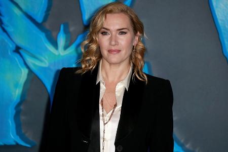 Kate Winslet wird für Reaktion auf nervöse Reporterin im Netz gefeiert Kate Winslet wird für Reaktion auf nervöse Reporterin im Netz gefeiert
