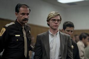 Mutter von Dahmer-Opfer nach Golden-Globes-Sieg wütend auf Evan Peters