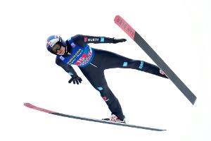 Skispringen: Wellinger zur Halbzeit Siebter - Kubacki führt