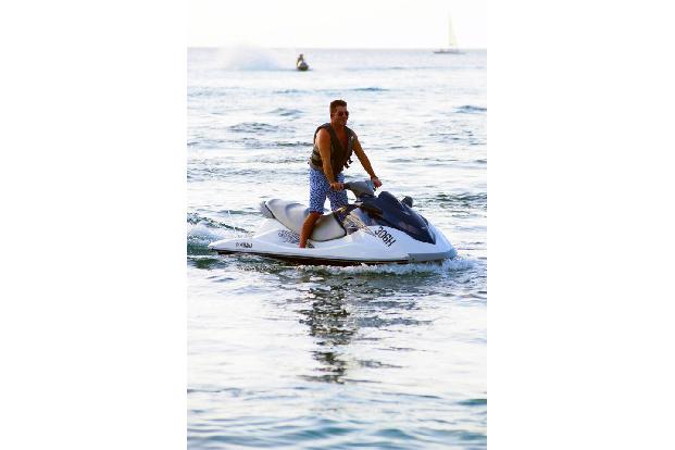 Doch auch Claudia Schiffer, Cindy Crawford und Simon Cowell (Foto) relaxen gern an den Traumstränden, genauso wie…