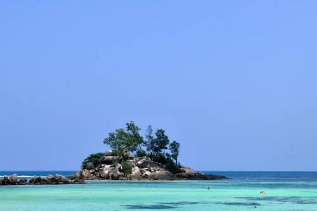 Die Seychellen sind exklusiv und locken jedes Jahr wieder unzählige Promis in sonnige Gefilde: Prinz William und Herzogin Kate, Brad Pitt und Jennifer Aniston, Liz Hurley und George und Amal Clooney haben hier schon alle Sonne getankt.