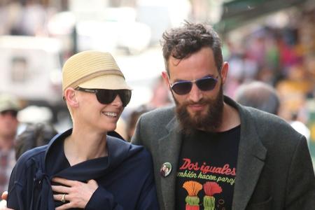 Tilda Swinton ist mit einem Deutschen zusammen.
