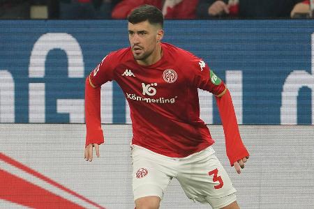 Aarón Martín - Note: 4,5 - Leistete vor dem 1:1 nur Geleitschutz für Torschütze Ryerson (4.). Ließ sich auch danach phasenweise etwas zu leicht ausspielen. Nach vorne ging wenig. Häufte dafür zu viele Ballverluste an.