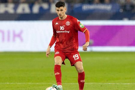 Anthony Caci (bis 80.) - Note: 2,0 - Verteidigte vielfach geschickt nach vorne. Machte es auch sonst in den Duellen mit Adeyemi sehr gut. Verlor im ganzen Spiel keinen einzigen Zweikampf und ließ über seine Seite nur ganz wenig zu.
