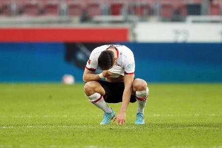 Die Flop-Elf der Bundesliga-Hinrunde 2022/23 - Neben vielen Gewinnern hatte die Hinrunde der Saison 2022/23 auch einige Verlierer zu bieten. Die meisten davon stellt Bundesliga-Schlusslicht Schalke 04. Aber auch Spitzenteams wie der FC Bayern, BVB oder RB Leipzig haben Spieler in ihren Reihen, die bislang enttäuschten. Die Flop-Elf der Hinrunde zum Durchklicken: Die Flop-Elf der Bundesliga-Hinrunde 2022/23 - Neben vielen Gewinnern hatte die Hinrunde der Saison 2022/23 auch einige Verlierer zu bieten. Die meisten davon stellt Bundesliga-Schlusslicht Schalke 04. Aber auch Spitzenteams wie der FC Bayern, BVB oder RB Leipzig haben Spieler in ihren Reihen, die bislang enttäuschten. Die Flop-Elf der Hinrunde zum Durchklicken: