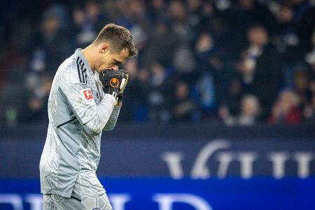 TOR: Alexander Schwolow (FC Schalke 04) - Offenbarte als Keeper der schlechtesten Abwehr der Liga große Schwächen. Zeichnete sich zu selten aus und machte viele einfache Fehler. Auch war er mit dem Ball am Fuß nicht immer sicher. Sein Status als Nummer eins auf Schalke wankt seit Wochen.