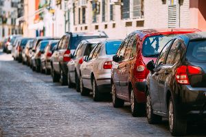 In diesen Fällen dürfen Sie entgegen der Fahrtrichtung parken