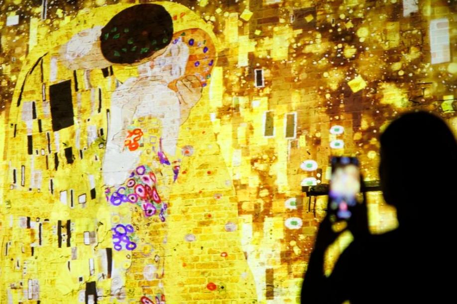 Klimts Kuss: Durch Kunstwerk und Leben des Künstlers wandeln