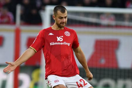 Alexander Hack (ab 80.) - ohne Bewertung - Hatte etwas Glück, dass ihm sein Fehler gegen Haller nicht um die Ohren flog (85.). Unter dem Strich wirkte die FSV-Abwehr mit ihm deutlich wackeliger in den letzten Aktionen.