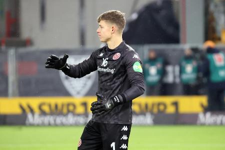 FSV Mainz 05 - TOR: Finn Dahmen - Note: 3,0 - Hatte bei beiden Gegentoren keine Abwehrchance. Hielt dafür aus kurzer Distanz stark gegen Moukoko (7.), war gegen die Distanzschüsse von Süle (8.) und Malen (38.) ebenfalls zur Stelle. Mit dem Ball am Fuß ordentlich.