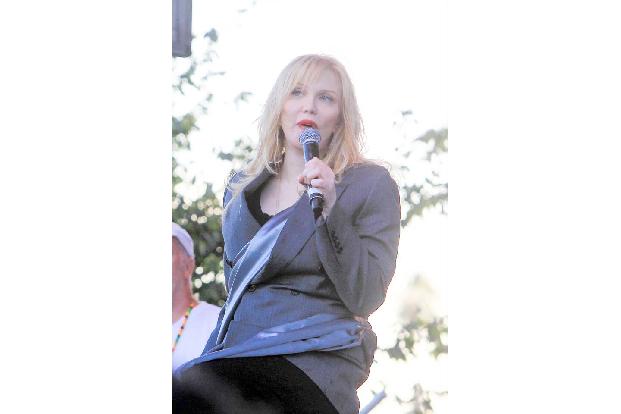 Er ist nicht der Einzige, der einst die Hüllen fallen ließ. Courtney Love steht ebenfalls zu ihrer hüllenlosen Vergangenheit. Sie machte satte 300 Dollar am Tag, verriet sie einst in einem Interview, ...