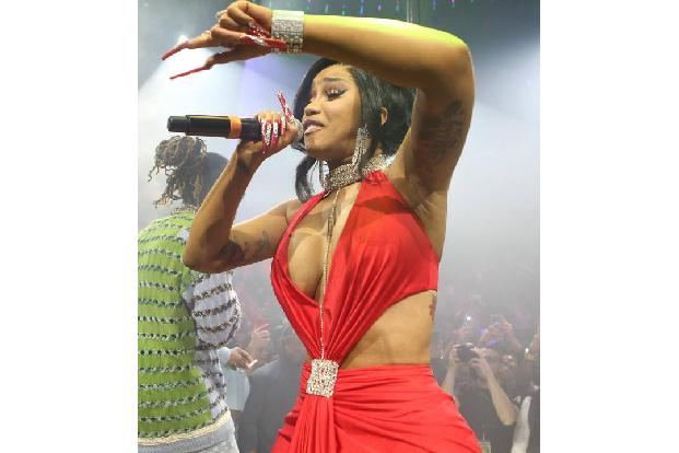 Eine ähnliche Motivation hatte auch Cardi B: Dreieinhalb Jahre zog sich die Rapperin auf der Bühne aus und spricht auch unbefangen darüber. Mit dem Geld, welches sie mit 20 Jahren verdiente, bezahlte ...