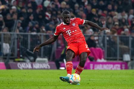 Dayot Upamecano vs. Evan Ndicka - Inzwischen absoluter Abwehrchef der Münchener. Besticht durch seine enorme Körperlichkeit und mit einem guten Aufbauspiel. Das Zusammenspiel mit de Ligt wurde bereits vor der WM immer besser. Sucht nach der langen Pause aber noch etwas seine Form.