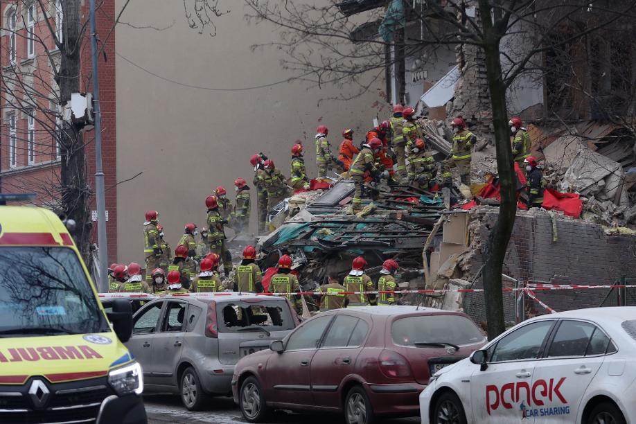 Rettungskräfte arbeiten am Einsatzort nach der  Gasexplosion in einem dreistöckigen Wohnhaus in Kattowitz.