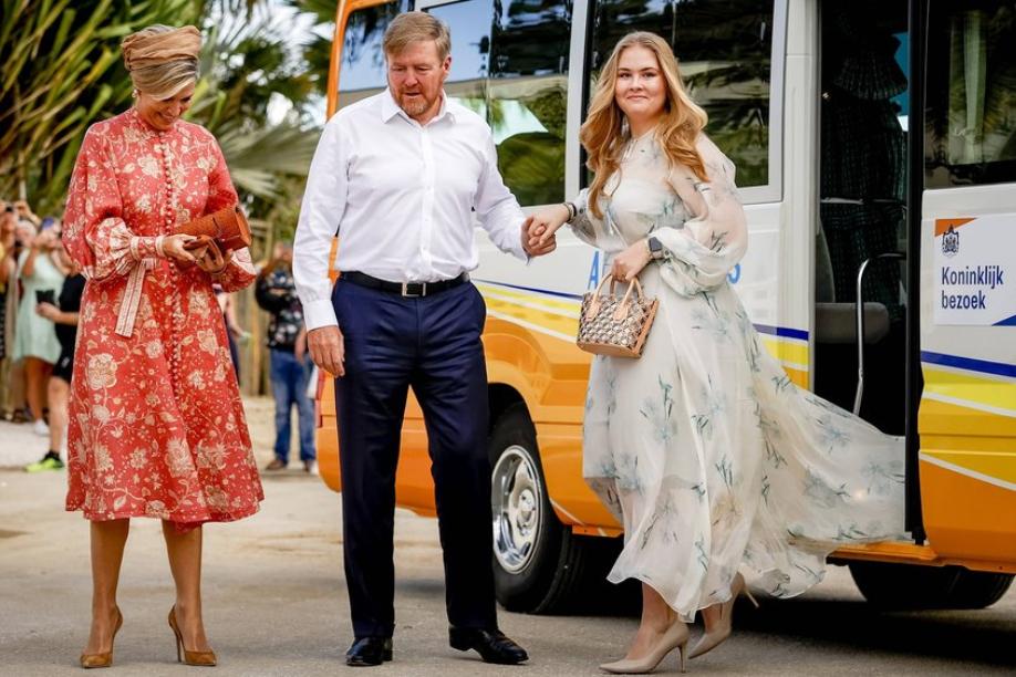 In der Karibik: Máxima und Amalia strahlen in floralen Sommerkleidern