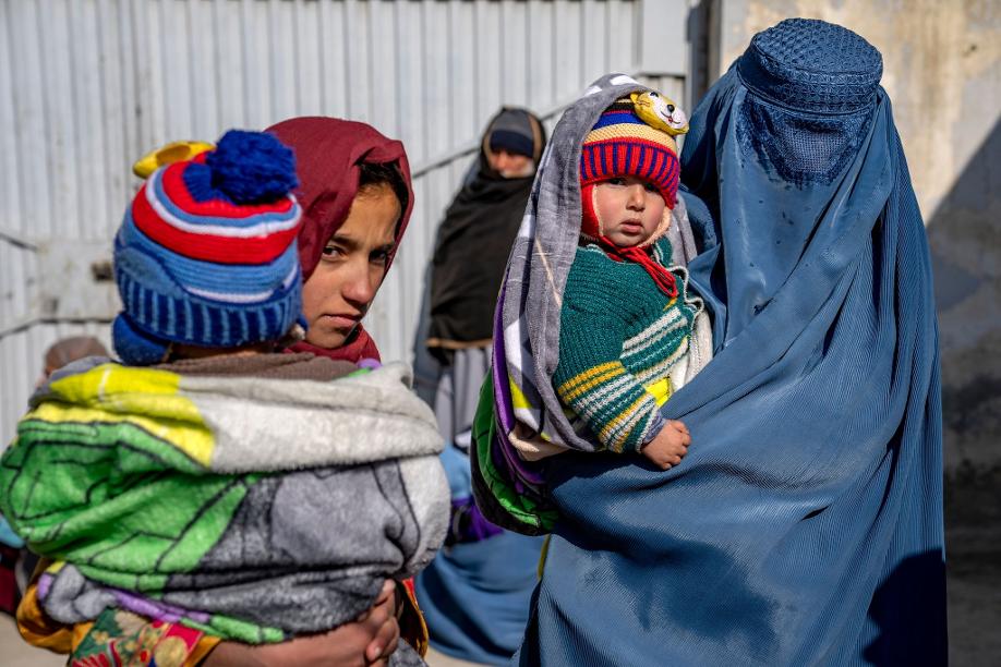 Mütter und Babys, die an Unterernährung leiden, warten in einer Klinik des Welternährungsprogramms (WFP) in Kabul auf Hilfe. Laut UN-Ernährungsorganisation haben die Unterernährungsraten in Afghanistan ein Rekordhoch erreicht.