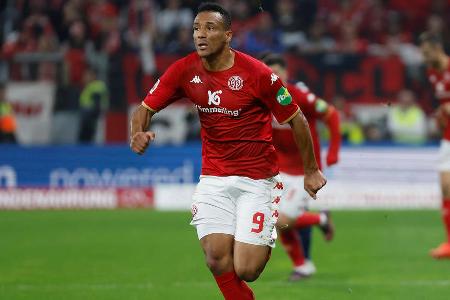 Karim Onisiwo (bis 80.) - Note: 4,0 - Konnte die Bälle kaum einmal vorne festmachen. Wurde aber auch über weite Strecken der Partie nur vereinzelt mit Pässen gesucht. Stand einmal einschussbereit, wurde dort aber von Barkok übersehen (24.). Sein einziger Torschuss ging weit vorbei (57.).