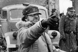 "Schindlers Liste": Steven Spielberg erklärt Friedhofsszene am Schluss