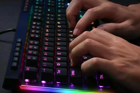 Mittlerweile bieten auch preiswerte Gaming-Tastaturen ergonomische Einstellmöglichkeiten.