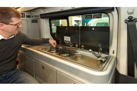 Küchenzeile, Fahrerseite, Gasflammenkocher, Spülbecken, Campervan, Mann