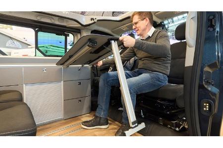 Tisch, Esstisch, Campingtisch, Campingbus, Wohnraum, Kederleiste, Mann, Fahrersitz