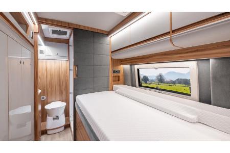 Längsbett eingeklappt, Bad, Camper