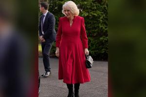 Jetzt auch Queen Consort Camilla: Die Royals setzen auf Rot