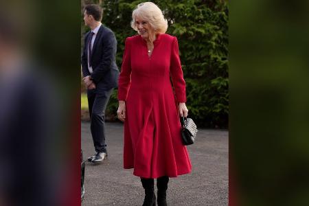 Jetzt auch Queen Consort Camilla: Die Royals setzen auf Rot