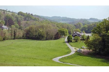 SP Fokus Bergisches Land Bauernhof im Tal